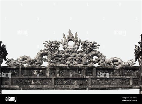 The Dragon and the Bird -  A Glimpse into the Soul of Ancient Vietnam through Intricate Carvings!