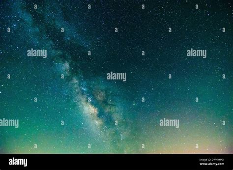  The Starry Night - ลวดลายสีสันแห่งจักรวาลและความโศกเศร้าที่ลึกซึ้ง